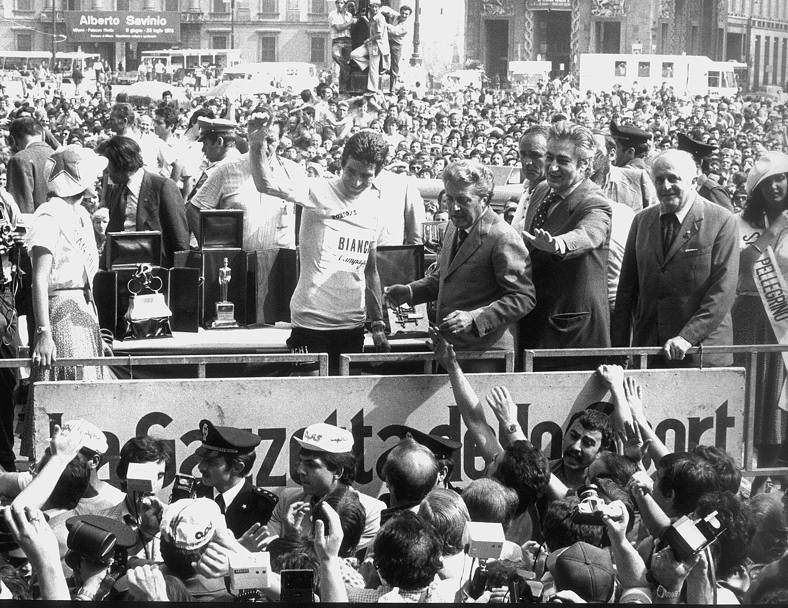 Giro d&#39;Italia 1976, il 12 giugno a Milano: Gimondi con Vincenzo Torriani dopo il terzo trionfo al Giro, nel &#39;76 (Archivio Gazzetta)